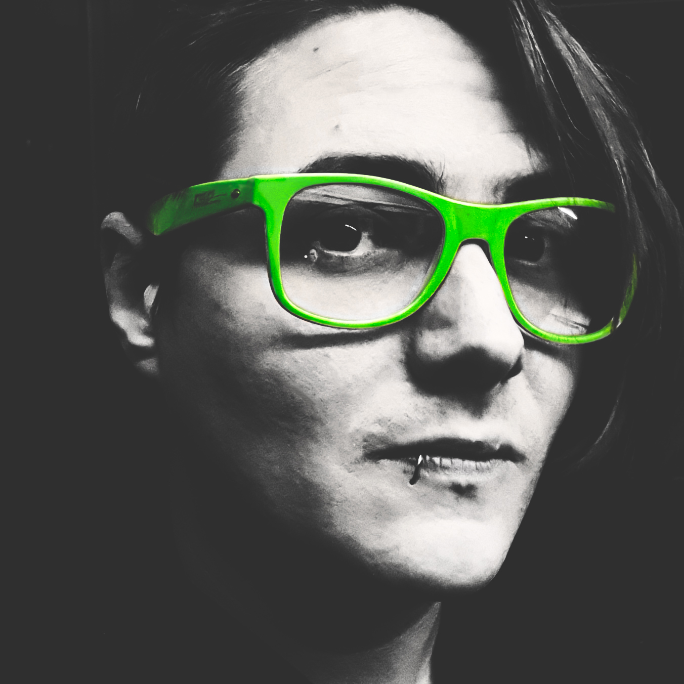 Portrait von Jack Mark mit grüner Brille